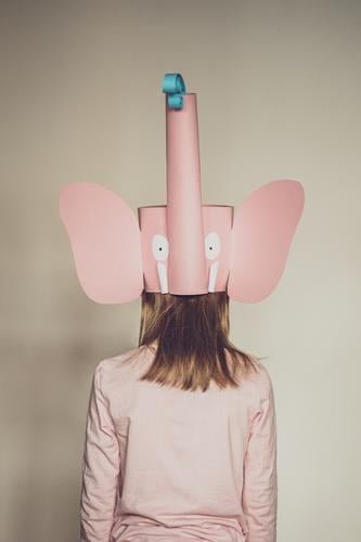 Ein Mädchen von hinten mit langen Haaren im Elefantenkostüm Farbfoto hell Außenaufnahme Februar Freude Fasching hellau Karneval Fastnacht Kostüm kostümiert
