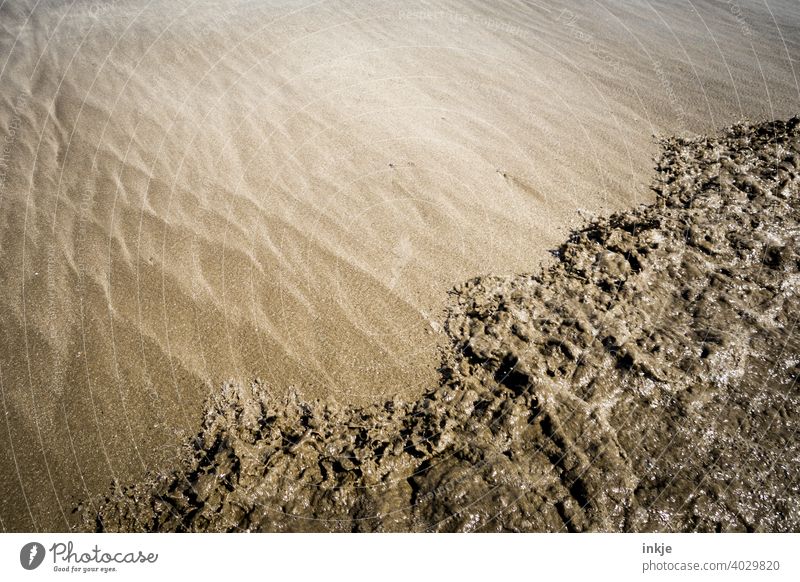 bewegter Sandstrand Farbfoto Strand braun beige sandfarben Wasser Küste Salzwasser Strujtur Brandung Ufer Sommer Menschenleer Urlaub Erholung Wellen