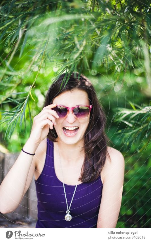 Lachnummer Freude feminin Junge Frau Jugendliche Erwachsene 1 Mensch 18-30 Jahre Baum T-Shirt Sonnenbrille Halskette Schmuck brünett langhaarig lachen