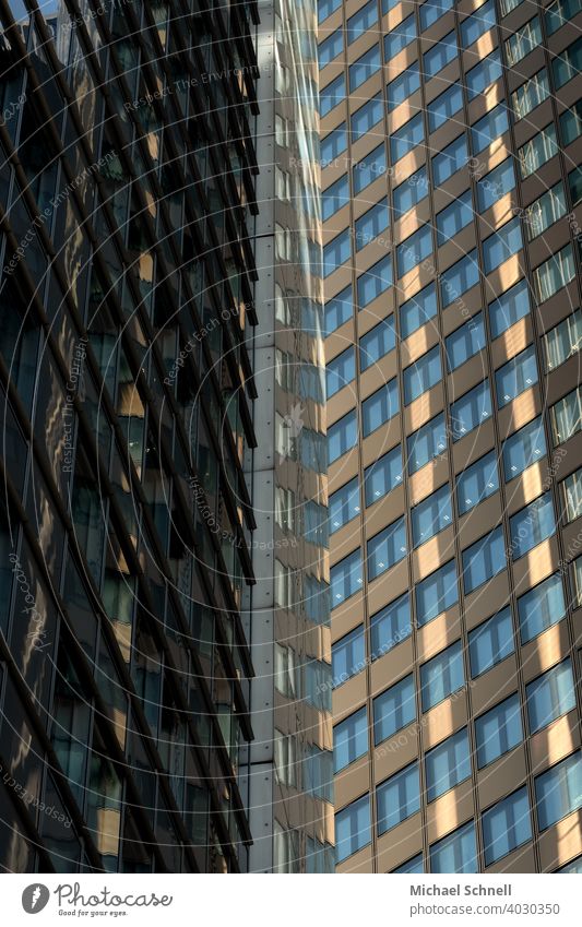 Zwei Hochhausfassaden in Frankfurt am Main Hochhäuser hoch nach oben Architektur Fassade Stadt Gebäude Fenster Haus Menschenleer Farbfoto modern