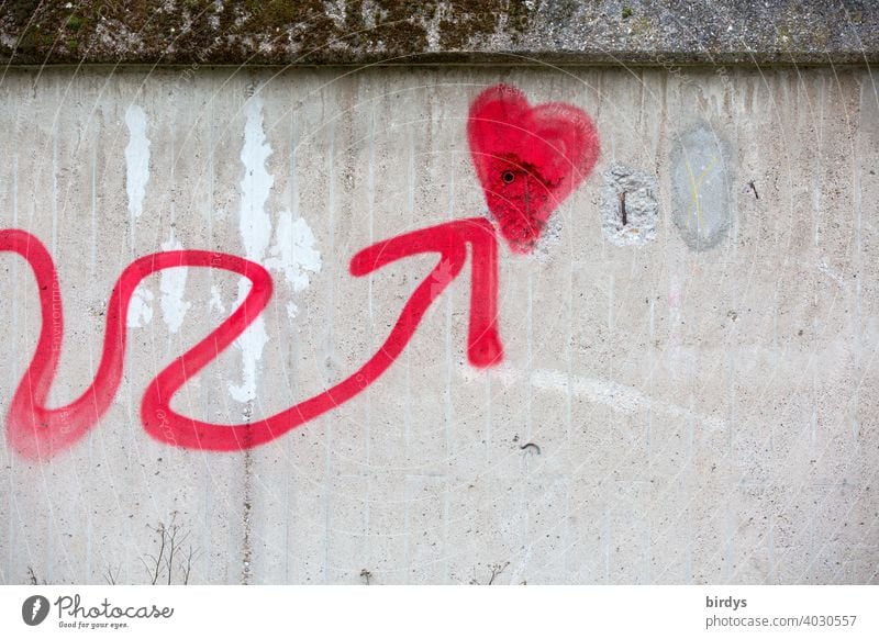 Schlangenlinie mit Pfeil am Ende deutet auf ein rotes Herz auf einer Betonmauer, Graffiti, Symbolbild Schlangenlininein Straßenkunst Jugendkultur Liebe Umwege