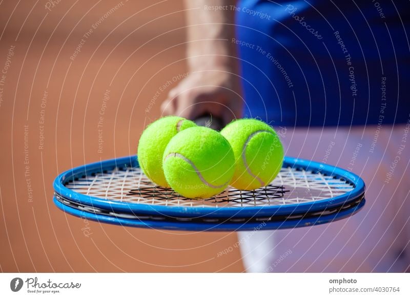 Tennisspieler mit Schläger und Bällen Sport Remmidemmi Ball Gericht Ton Konkurrenz Aktivität Servieren Dienst Spiel Kulisse professionell spielen Aktion Spieler
