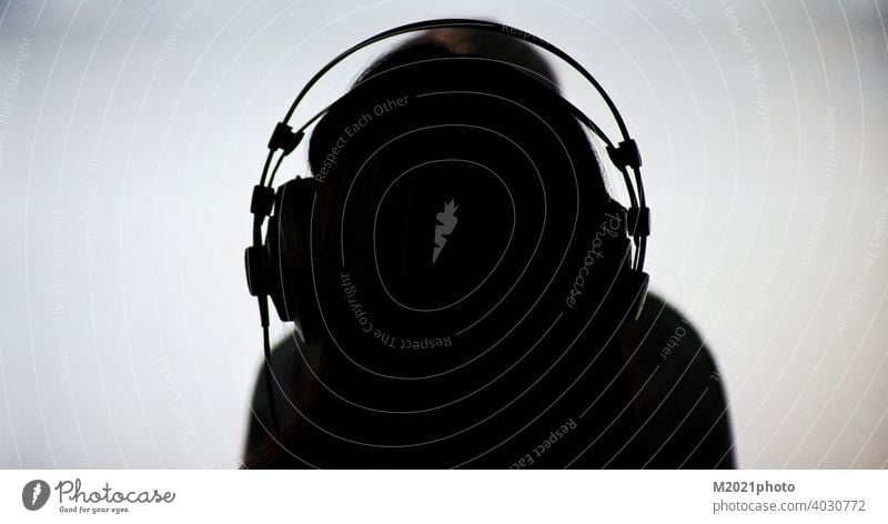 Eine Person von hinten gesehen mit Kopfhörern Frau Silhouette Musik Behaarung Mode schön zuhören sich[Akk] bewegen Spieler genießen Spaß Entertainment modern
