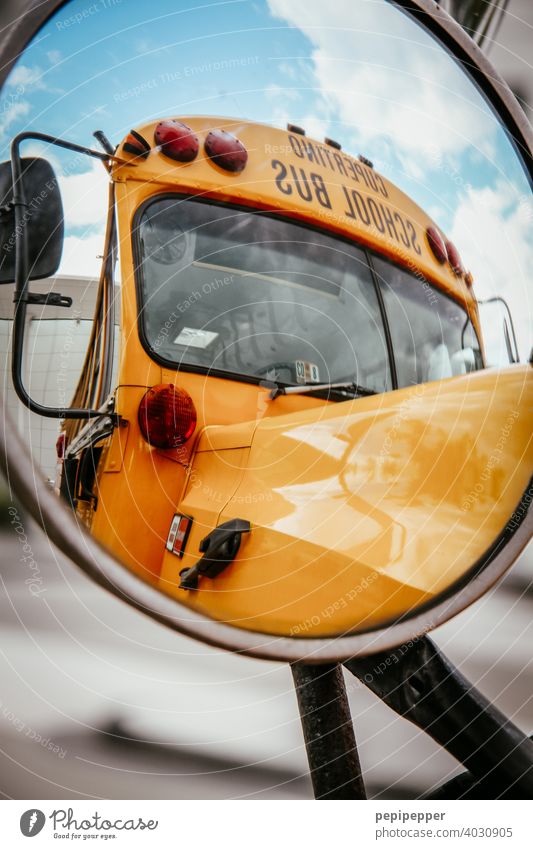 School Bus im Außenspiegel fotografiert Schule Schulbus school schoolbus gelb retro old-school Siebziger Jahre Busfahren Achtziger Jahre Sechziger Jahre alt