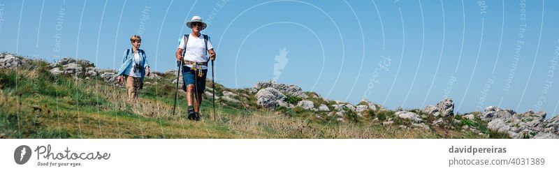 Älteres Ehepaar übt Trekking im Freien Landschaft Senior reif Paar Wanderer laufen Trekkingstöcke Transparente Netz Kopfball panoramisch Panorama Natur