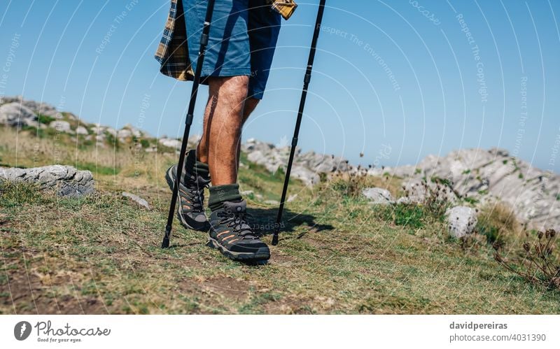 Älterer Mann übt Trekking im Freien unkenntlich laufen Senior reif Trekkingstöcke Landschaft Natur Nordic Walking Wanderer lokaler Tourismus Sommer Wanderung