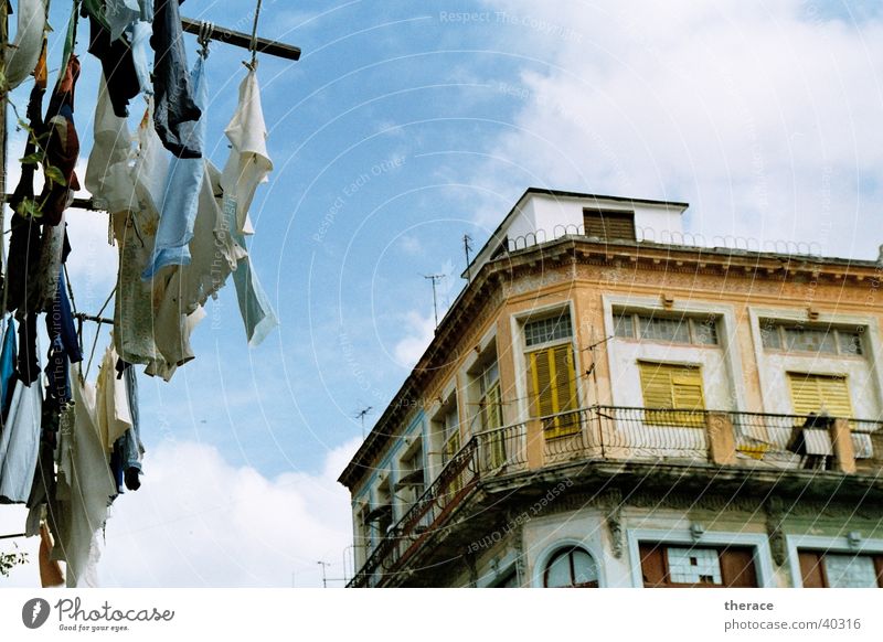 Wäsche in Havanna Haus Himmel Kuba malerisch gelb Blick hoch oben Verfall alt Haushalt Diktatur Strohhut Siesta Mittag kolonial Mittelamerika Südamerika Staub