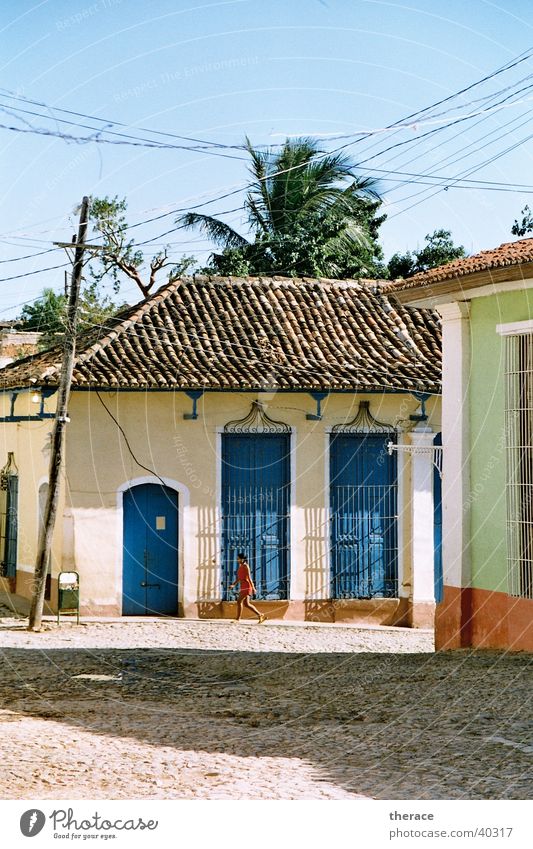 Mädchen in Trinidad Kolonialstil Kuba Mensch Haus Schönes Wetter Sonne Kabel laufen Verfall alt Diktatur Strohhut Siesta Mittag Kleine Antillen kolonial