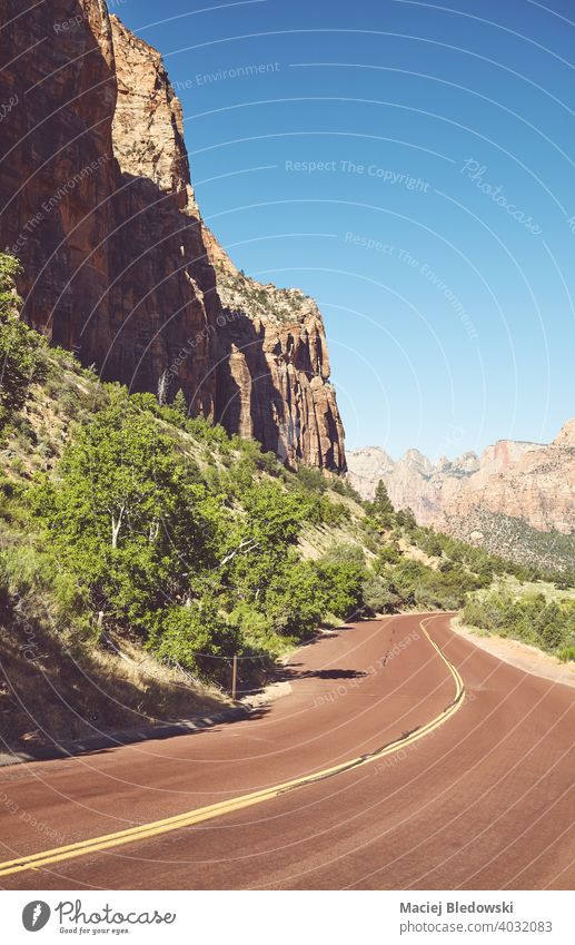 Panoramastraße im Zion National Park, Retro-Farbtonung angewendet, Utah, USA. Straße Tal reisen Ausflug retro Natur Landschaft Berge u. Gebirge Fernweh Schlucht