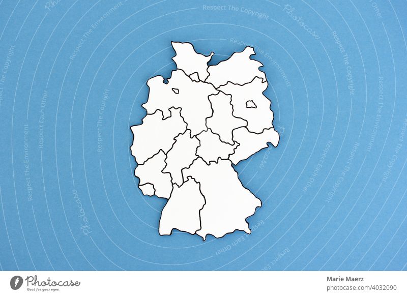 Deutschland-Karte aus Papier mit eingezeichneten Bundesländern Landkarte Grenzen minimalistisch abstrakt Papierschnitt Hintergrund neutral Umriss
