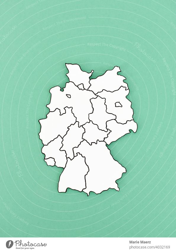 Deutschlandkarte aus Papier mit eingezeichneten Bundesländern Karte Landkarte Grenzen abstrakt minimalistisch Hintergrund neutral Papierschnitt