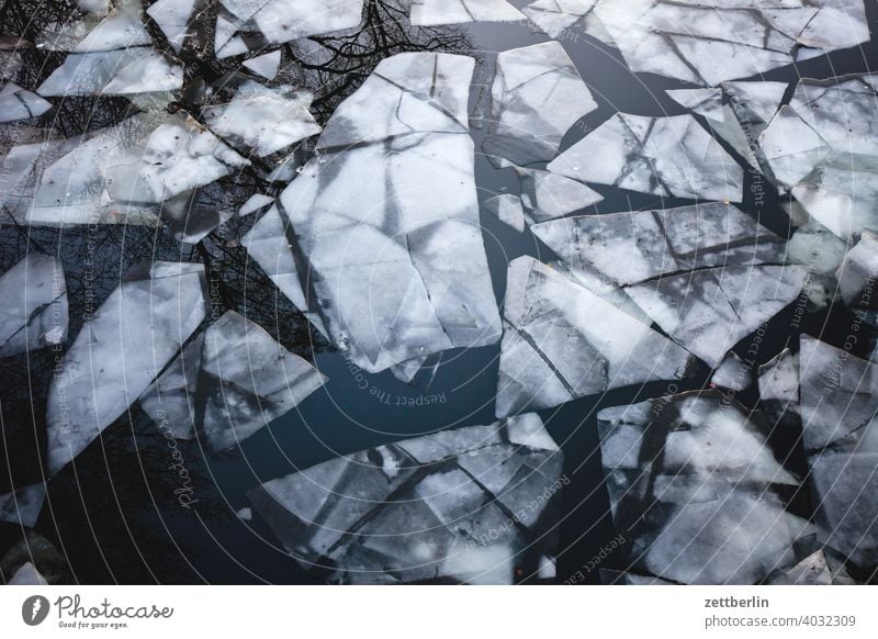 Eisschollen bei Tauwetter ausflug eis eisscholle erholung ferien fluß gefroren kalt kanal kälte landschaft natur schifffahrt see sonnenuntergang sport teich