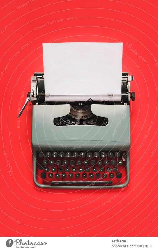 Vintage Schreibmaschine mit weißem Papier isoliert Geschichte Historie Konzept Aushang Nostalgie Gedenken Gerät flache Verlegung Blogger Schriftstück Bildung