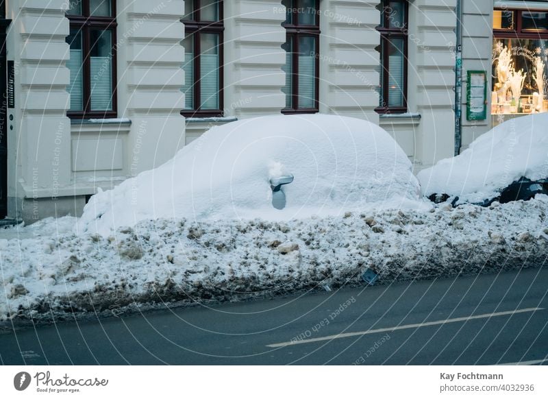 Auto komplett mit Schnee bedeckt Automobil Schneesturm PKW Großstadt Klima kalt Arbeitsweg Bedingungen Deckung Schmutz frieren Frost gefroren Eis eisig Natur