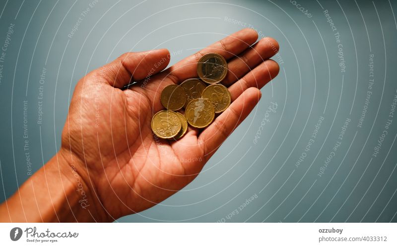 Hand hält Münze Währung Geldmünzen Finanzen Europa Metall Business Wirtschaft gold Investition Erfolg Vermögen Hintergrund Nahaufnahme Europäer Bank Bargeld