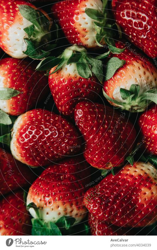 Eine Nahaufnahme von einem Strauß Erdbeeren mit gesunden Aspekt, gesunden Aspekt Lebensmittel Hintergrund farbenfroh Minimalismus Tapete horizontal Diät Farben