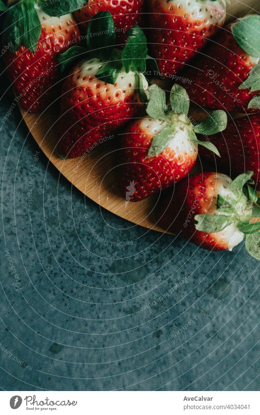 Einige Erdbeeren über einer Holzplanke mit köstlichem Aspekt farbenfroh Minimalismus Tapete horizontal Diät Farben Layout gemustert abstrakt Hälfte Fotografie