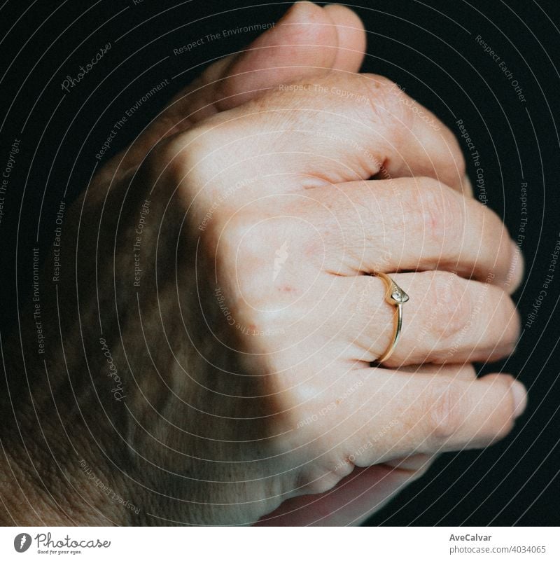 Ein Paar alte Hände beten mit einem leuchtenden Ring am Finger, Schmuck Konzept Schuss Person Frau Diamant feminin Fingernagel Perfektion Wohlstand reich Senior