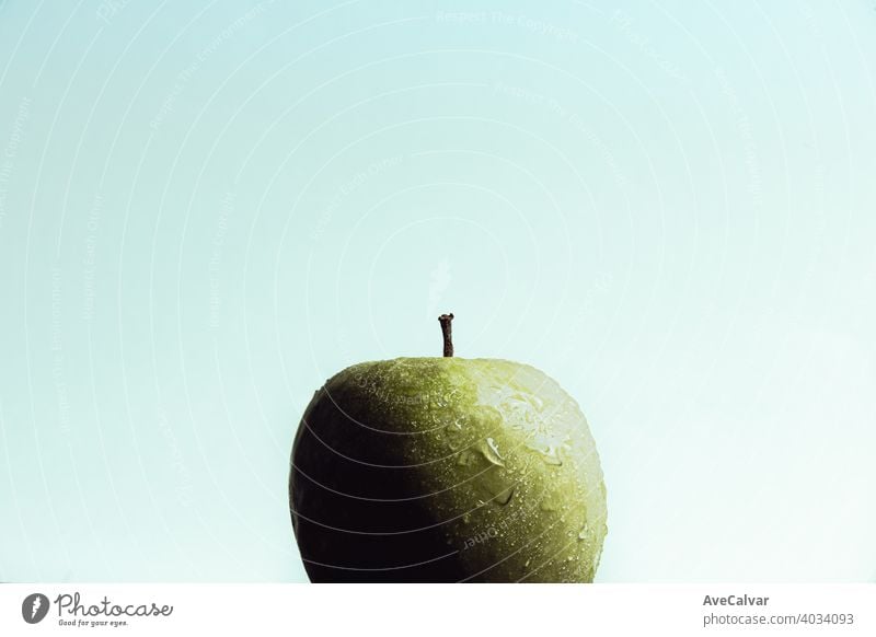Eine super Nahaufnahme von einem leckeren Apfel mit einigen Wassertropfen über sie über einen hellen Hintergrund mit Kopie Raum Menschengruppe viele horizontal