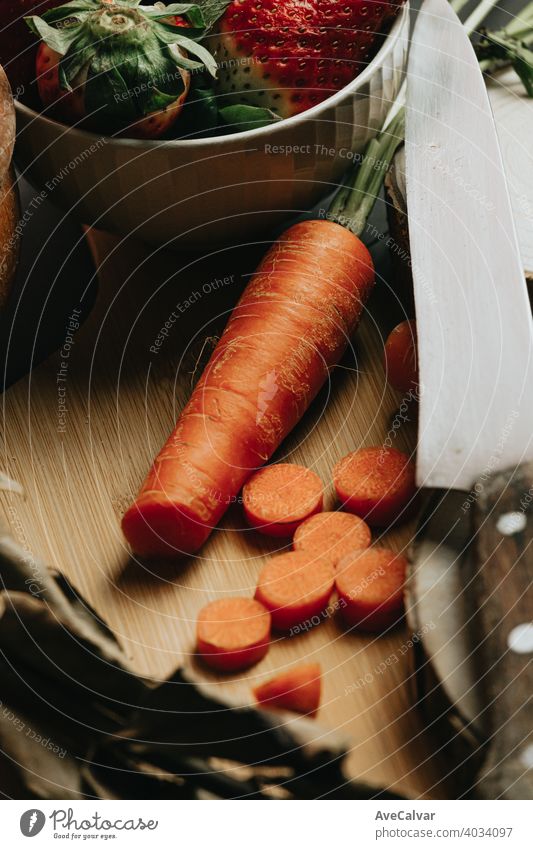 Stillleben Konzept Schuss der spanischen Küche mit einer Karotte und verschiedene Accessoires für die Küche Leinwand Essen zubereiten Messer Attrappe Karotten