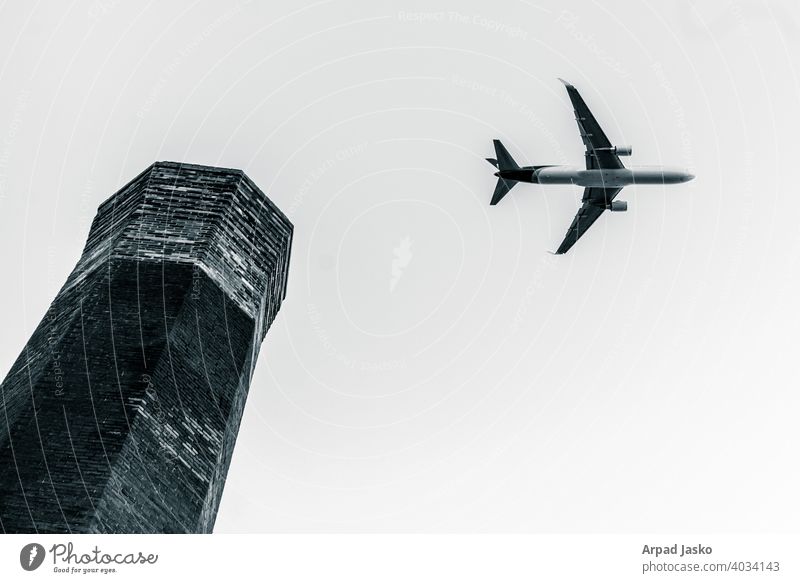 Die Liebe kommt auf einem Flügel BEST OF Monografien Straßenfotografie Urbanismus Flugzeug Turm schwarz auf weiß mono