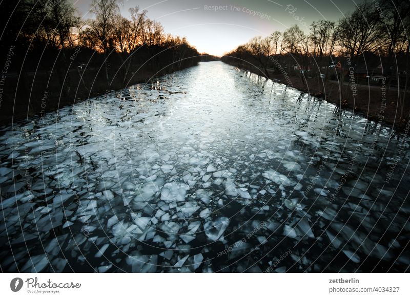 Eisgang auf dem Hohenzollernkanal ausflug eis eisscholle erholung ferien fluß gefroren kalt kälte landschaft natur schifffahrt see sonnenuntergang sport teich