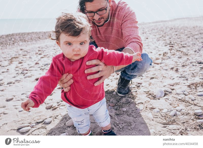 Junge Papa haben einen großen Tag am Strand mit seinem dauther Familie Baby Feiertage Fröhlichkeit Glück Familienzeit wirklich Menschen Kind kleines Mädchen