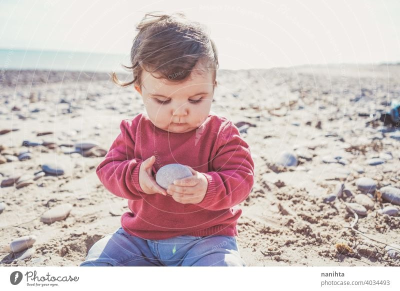 Kleines Baby entdeckt den Sand und das Meer MEER Feiertage reisen Strand wirklich neugierig spielerisch Sitzen sitzen 8 Monate erwachsen werden entdecken Leben