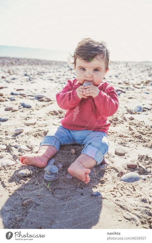 Kleines Baby entdeckt den Sand und das Meer MEER Feiertage reisen Strand wirklich neugierig spielerisch Sitzen sitzen 8 Monate erwachsen werden entdecken Leben