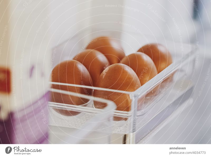 Frische Eier im Kühlschrank, Molkereiprodukt authentisch Kasten Frühstück braun Schachtel Hähnchen filmisch Nahaufnahme Essen zubereiten copyspace Diät Ostern