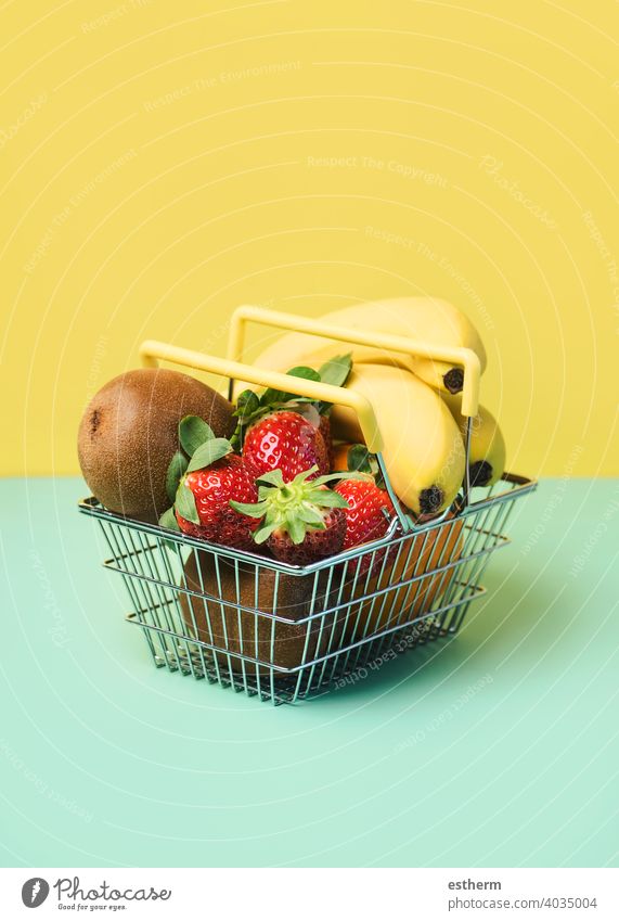 Einkaufskorb mit frischen Früchten frische Früchte erdbeeren Orangen Bananen kiwis ernährungsphysiologisch Objekt Frische Textfreiraum Zutaten Diabetes