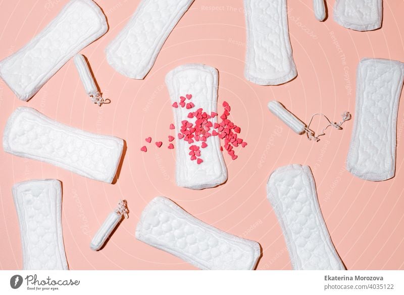 Mädchen, Frauen intime Hygieneprodukte - Damenbinden mit Blut, tägliche Binden und Tampon auf rosa Hintergrund. Konzept der monatlichen weiblichen Routine, Menstruation kritische Tage, trendy harten Schatten