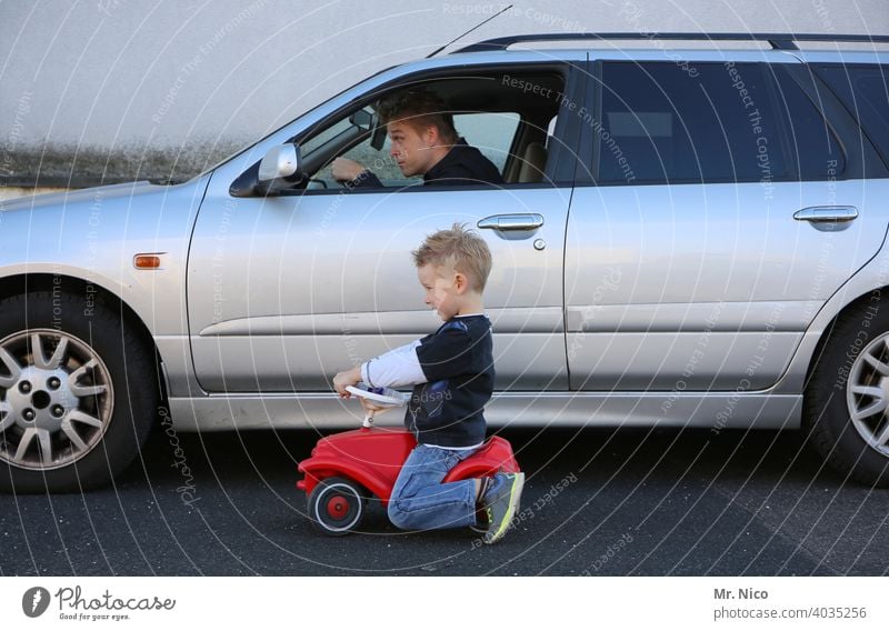 illegales Straßenrennen Bobbycar fahren Auto Kindheit Führerschein Spielzeug Wege & Pfade PKW Fahrzeug Mobilität Motorsport Straßenverkehr Verkehr