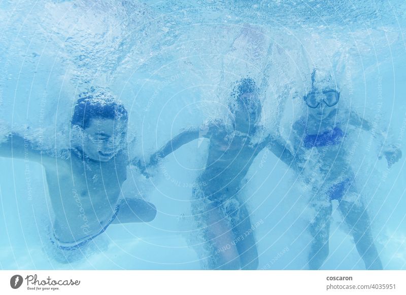 Glückliche Kinder, die in ein Schwimmbad springen Aquapark aquatisch Baby blau Tochter tief im Inneren Sinkflug Tauchen passen Fitness Spaß lustige Kinder