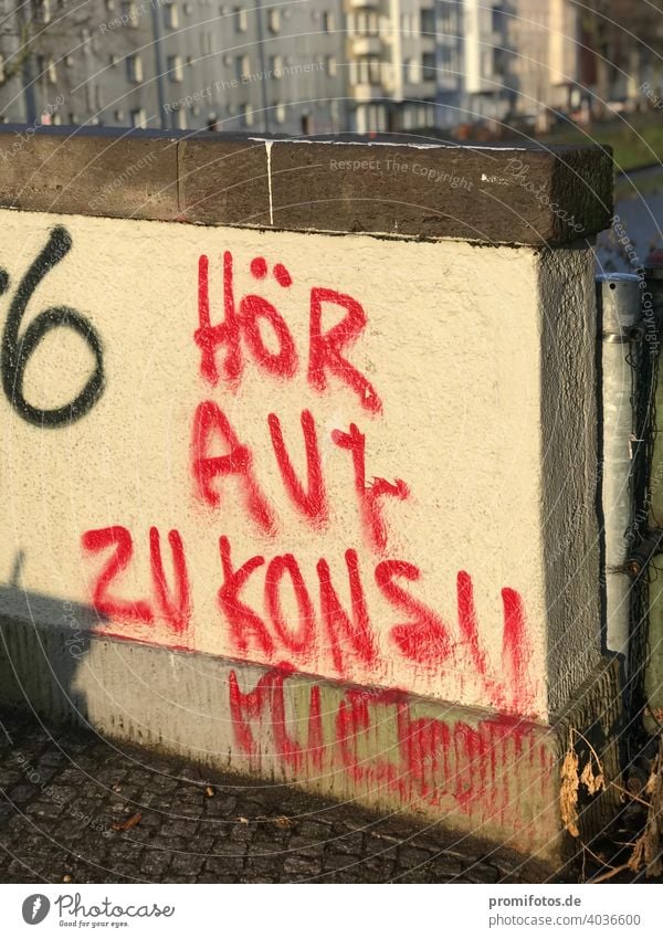 Graffiti an Brücke: "Hör auf zu konsumieren". Gesehen in Berlin. / Foto: Alexander Hauk wirtschaft gesellschaft Politik Nachhaltigkeit Umwelschutz Mauer