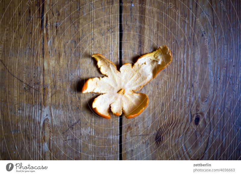 Vitamine, Mandarine biomüll ernährung essen frucht gesund mandarine mandarinenschale obst obstschale rest vitamine zitrus zitrusfrucht diele holz fußboden