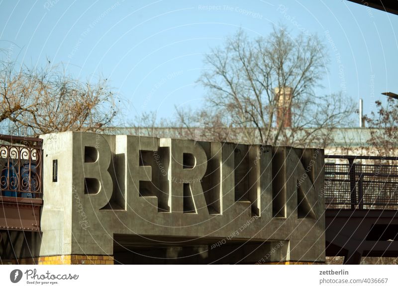 BERLIN architektur berlin city deutschland hauptstadt haus himmel innenstadt mitte modern neubau platz skyline tourismus schrift schriftzug anhalter bahnhof U1