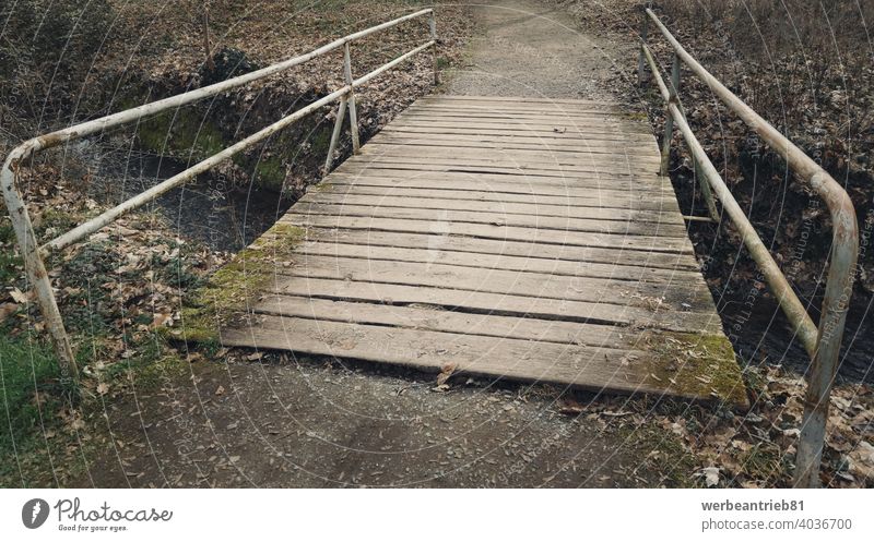 Verwitterte alte Holzbrücke mit rostigem Geländer Brücke hölzern verwittert Beschädigte Park Weg laufen Parklandschaft Natur Freizeit im Freien Landschaft
