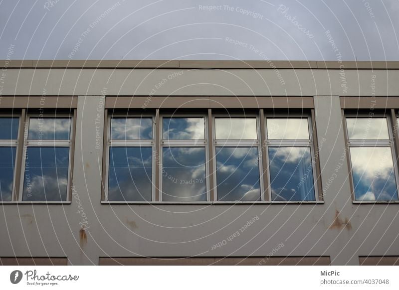Wolken Spiegelung Fensterfassade Gebäude Himmel Haus Architektur blau Reflexion & Spiegelung Glas Außenaufnahme hoch Stadt Tag Schulgebäude Schule