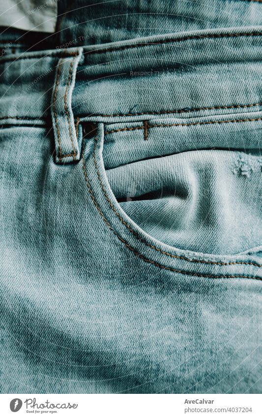 Konzeptaufnahme eines Bündels von Mom-Jeans Mode Stil Frau Mädchen lässig Kleidung blau vereinzelt Jeanshose Bekleidung anhaben Outfit trendy Hintergrund jung