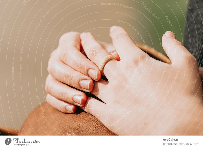 Ein Paar Hände, die einen Gummiring ergreifen, modernes Konzept Versprechen und Ehe Schmuck Ring Handwerk Mode handgefertigt Prozess Werkstatt Inszenierung