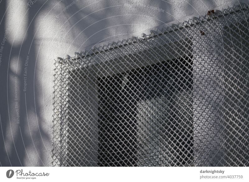 Gitter an einem Fenster zum Schutz vor Einbruch und Diebstahl Sicherheit Licht Barriere Außenaufnahme Menschenleer Absperrung Metall Strukturen & Formen