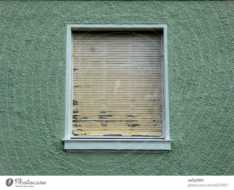 Verdunkelung... Fassade grün Fenster Jalousie geschlossen dicht alt kaputt abgeblättert Haus Wand Rollladen Gebäude Mauer trist Rollo Architektur Stadt