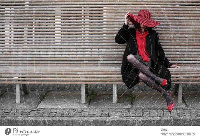 lady rocks the bench frau bank hut rot schwarz heels schal urban pause sitzen stylish außergewöhnlich halten
