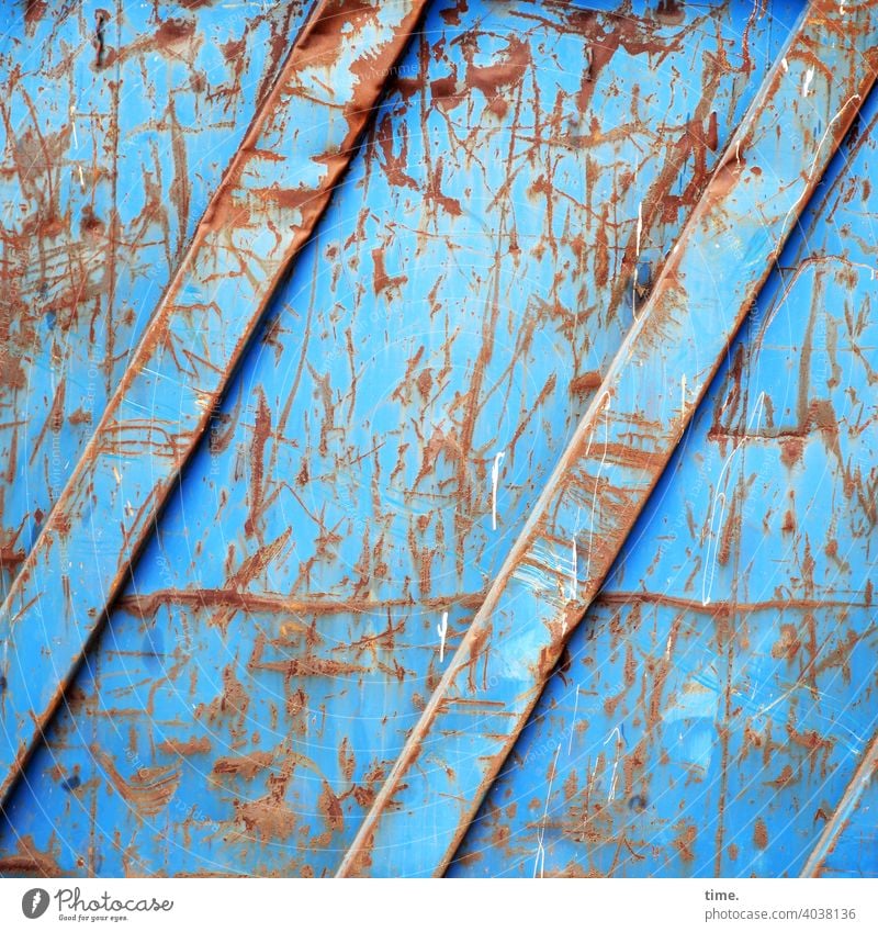 Spurenelement container rost metall stahl linien diagonal spuren riss delle kratzer blau braun alt trashig abgenutzt gebraucht behälter behältnis baustelle