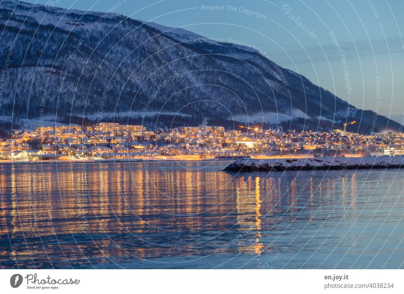 Tromsø, Norwegen zur blauen Stunde Skandinavien Winter Schnee Ferien & Urlaub & Reisen Berge u. Gebirge Fjord Wasser Reiseziel Tourismus blaue Stunde