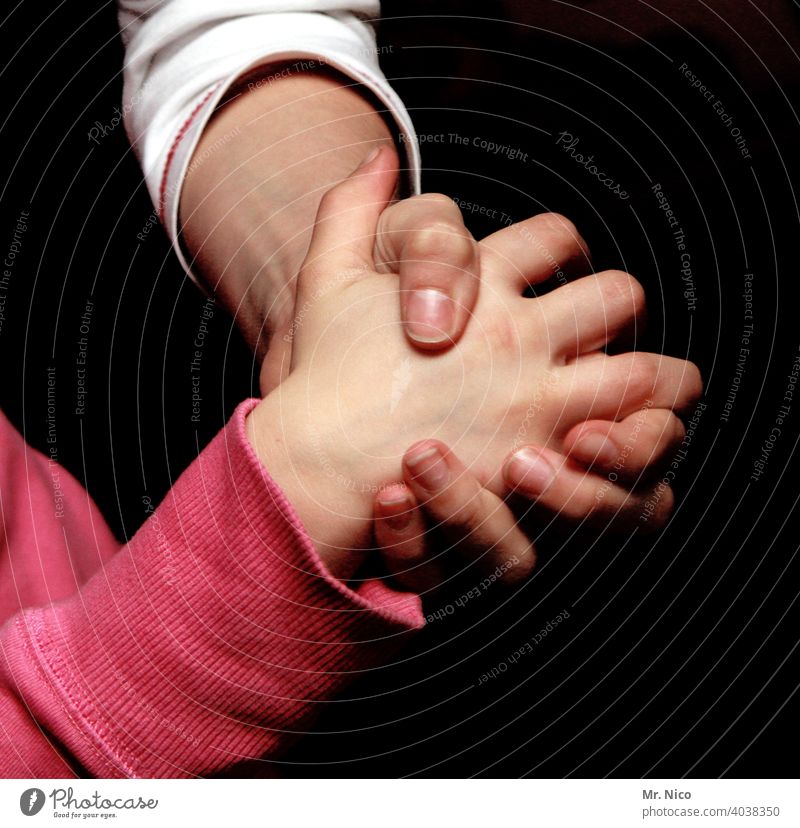 helfende Hand Familie Eltern Glück Generationen Hände Kind Mutter Kraft Liebe Zusammenhalt zusammenhalten Familie & Verwandtschaft Gefühle Freundschaft loyal