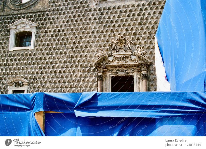 Hinter dem Blau blau Historie historisch Historische Bauten Baustelle Konstruktion Italien Neapel Fenster Tür Architektur reisen urban Europa alt Gebäude