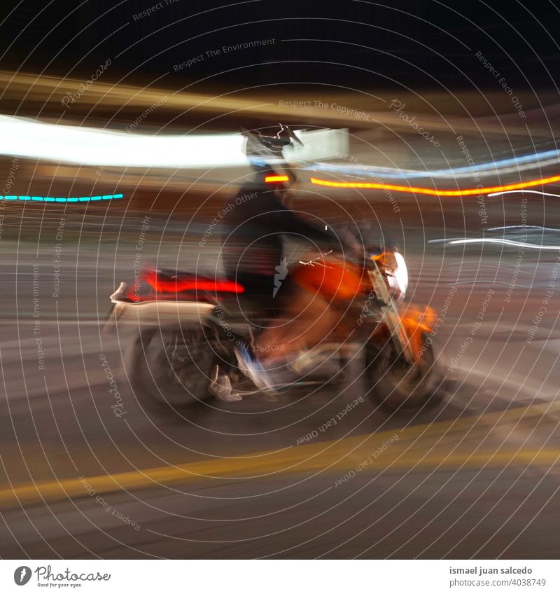 unscharfer Zusteller mit dem Motorrad auf der Straße Lieferant liefernd Versand Transport Verkehr Mitfahrgelegenheit Geschwindigkeit schnell Unschärfe