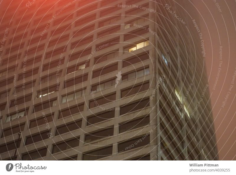 Roter Nebel rot neblig Wolkenkratzer Außenaufnahme Nacht Nachtaufnahme Gebäude dunkel Nebelschleier Nebelstimmung Stimmung Lichtstimmung Vor dunklem Hintergrund